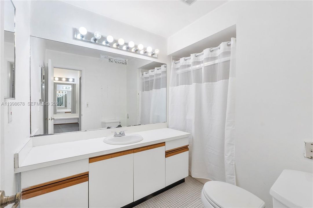 En Venta: $215,000 (4 camas, 2 baños, 2020 Pies cuadrados)