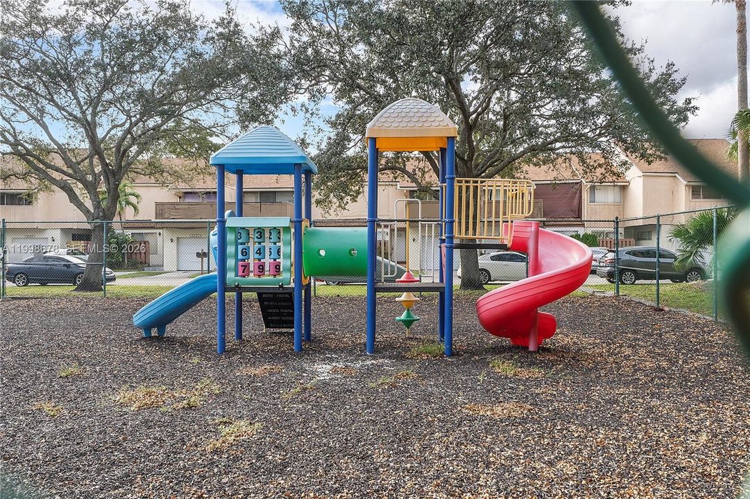 En Venta: $215,000 (4 camas, 2 baños, 2020 Pies cuadrados)