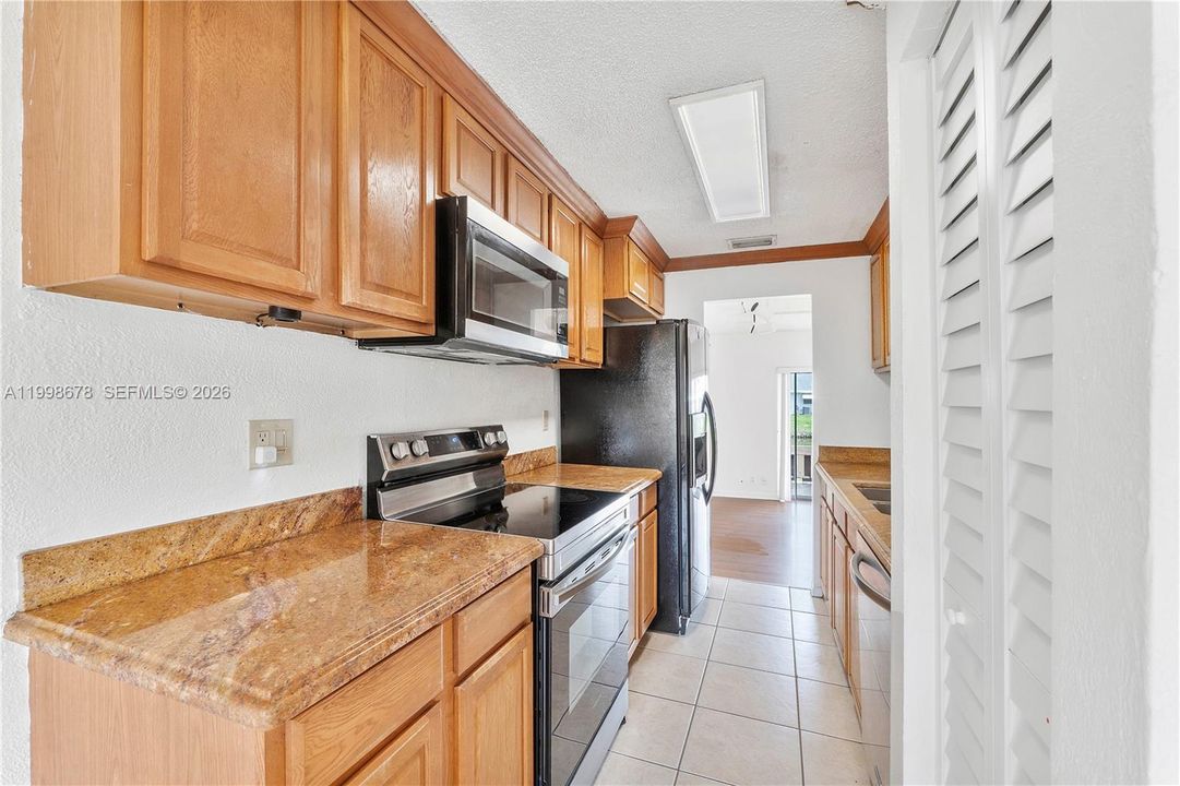 En Venta: $215,000 (4 camas, 2 baños, 2020 Pies cuadrados)
