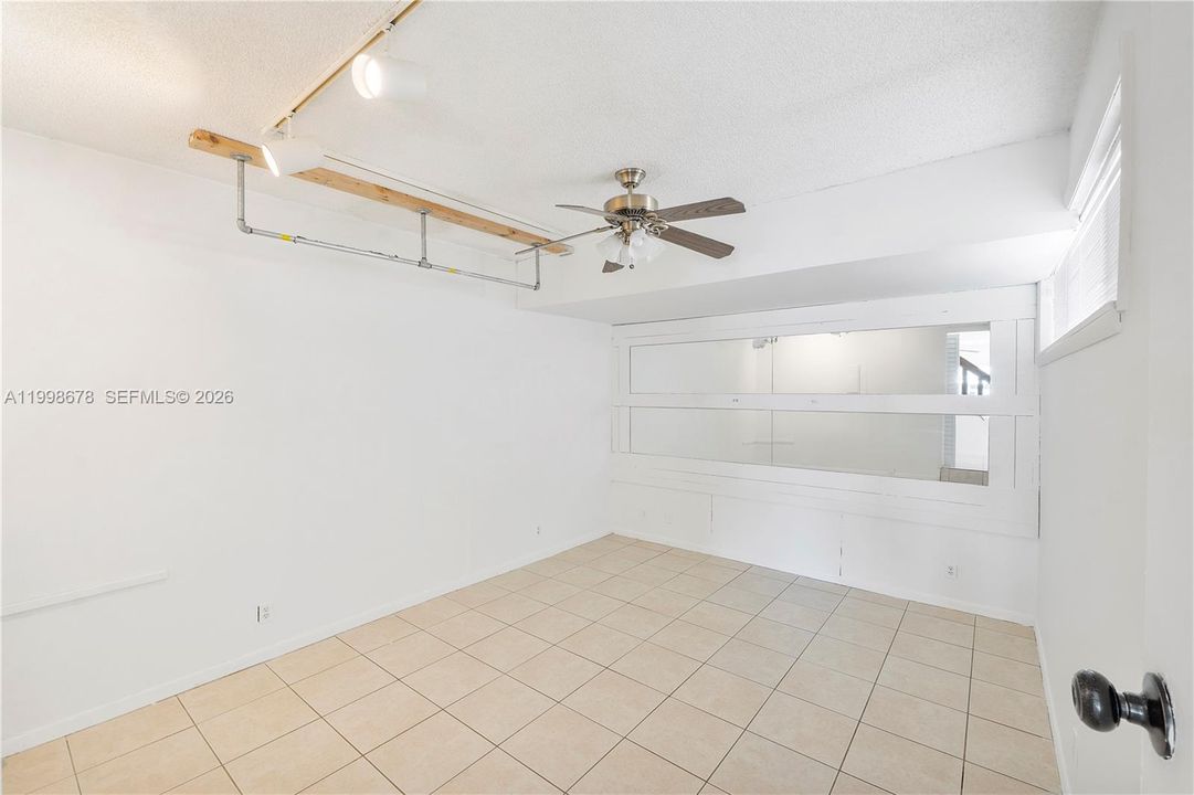 En Venta: $215,000 (4 camas, 2 baños, 2020 Pies cuadrados)