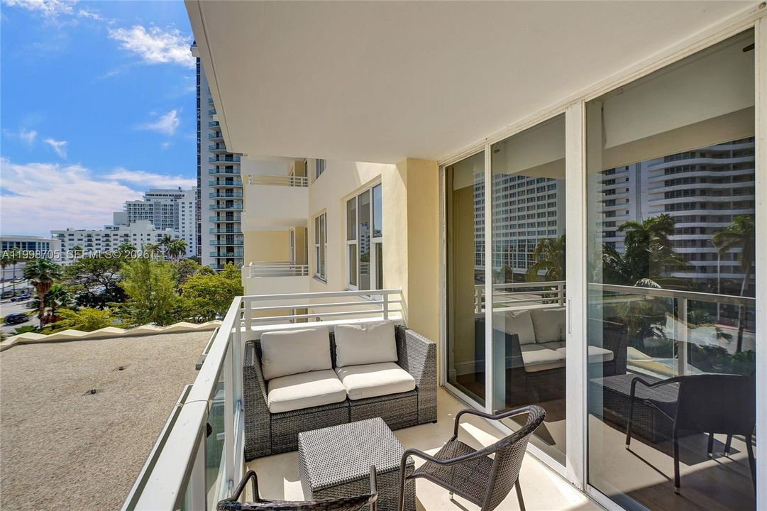 For Sale: $495,000 (2 beds, 2 baths, 1190 Square Feet)