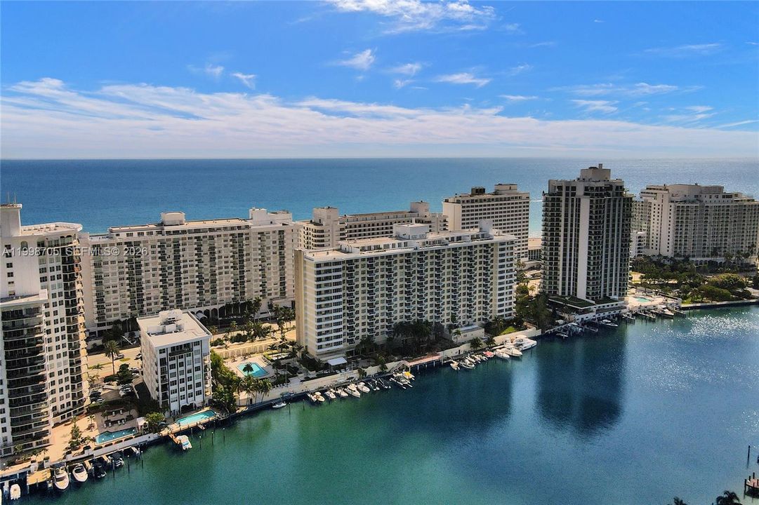 For Sale: $495,000 (2 beds, 2 baths, 1190 Square Feet)