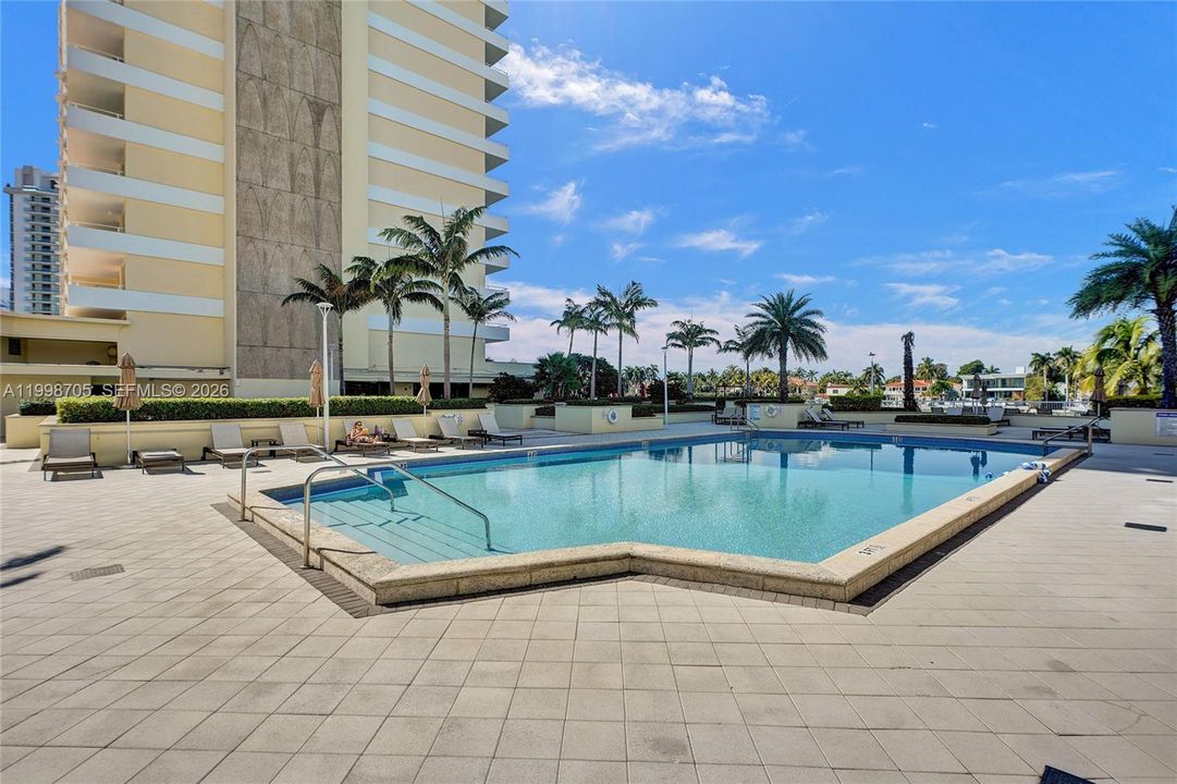 For Sale: $495,000 (2 beds, 2 baths, 1190 Square Feet)