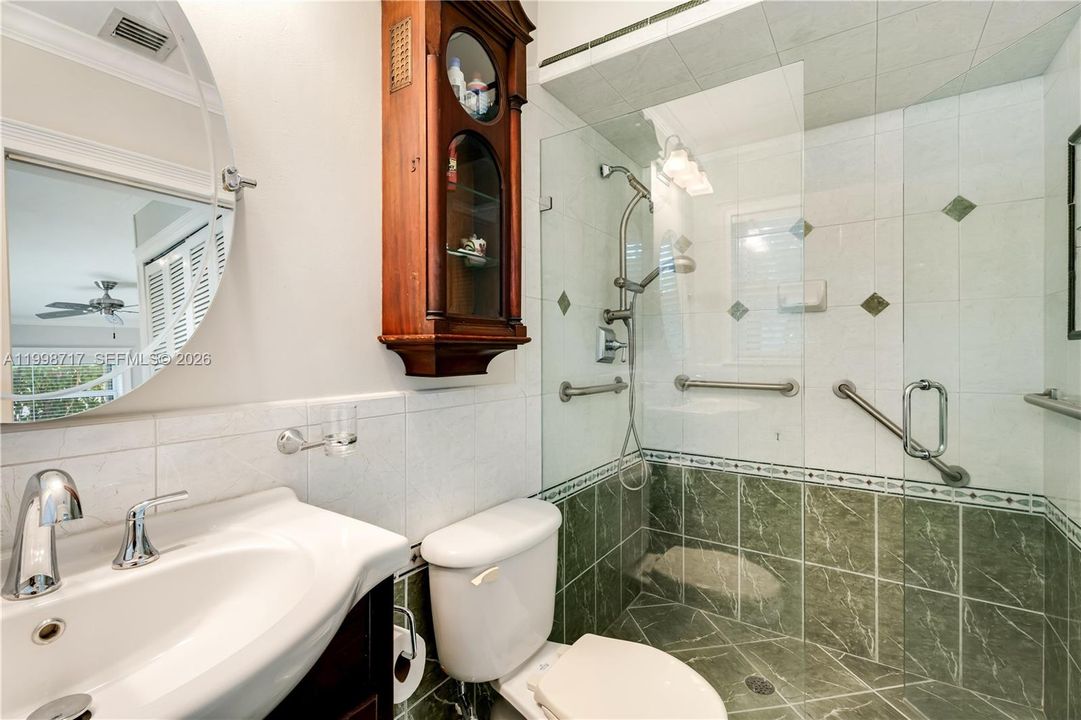 Activo con contrato: $1,799,999 (3 camas, 2 baños, 1996 Pies cuadrados)
