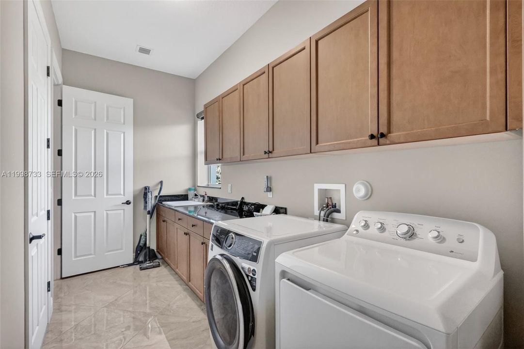 For Sale: $979,000 (3 beds, 4 baths, 3143 Square Feet)