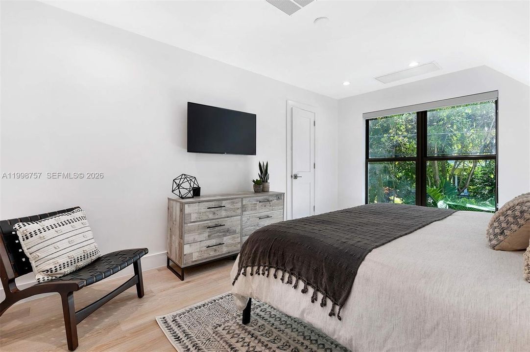 For Rent: $13,500 (3 beds, 3 baths, 2021 Square Feet)