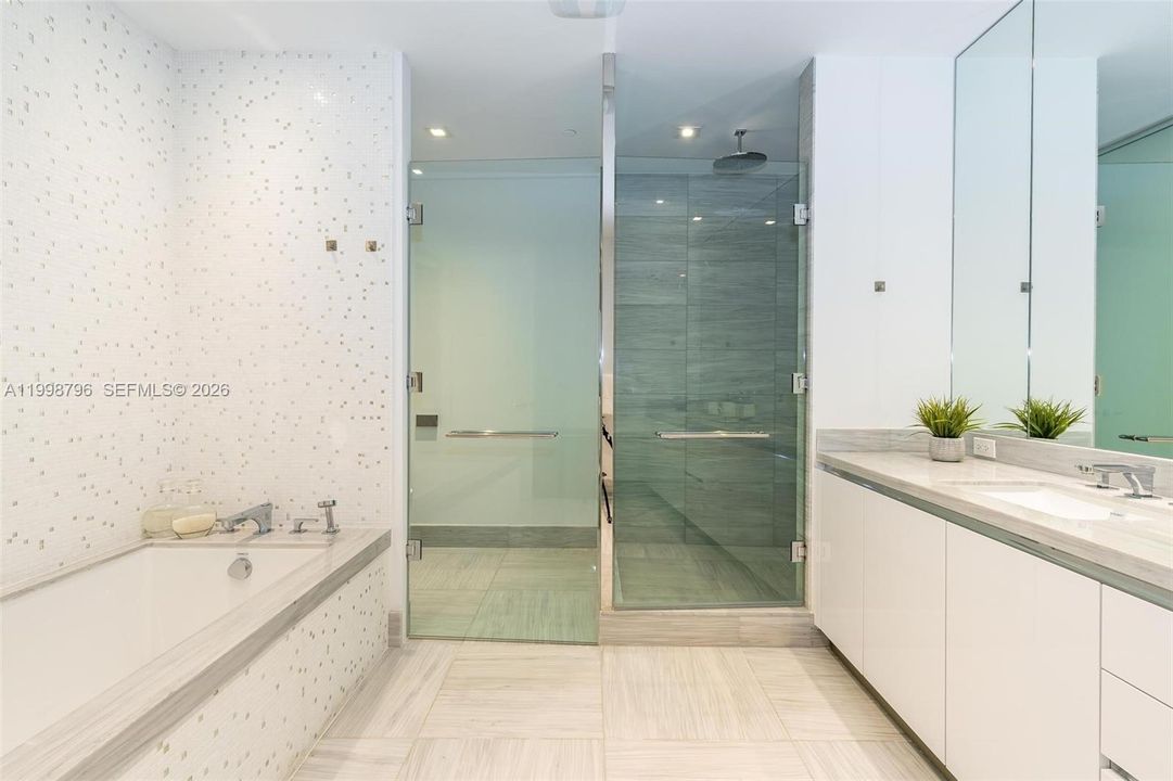 Activo con contrato: $25,000 (3 camas, 4 baños, 2501 Pies cuadrados)
