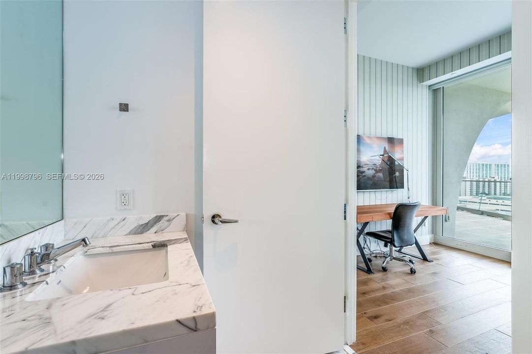 Activo con contrato: $25,000 (3 camas, 4 baños, 2501 Pies cuadrados)