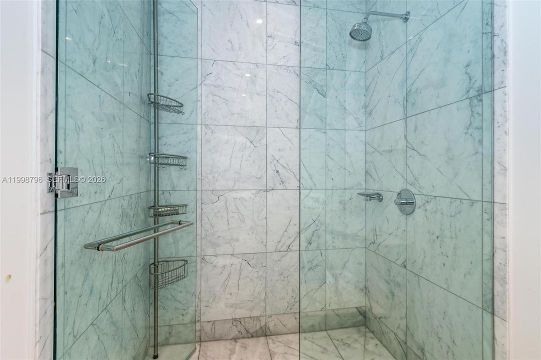 Activo con contrato: $25,000 (3 camas, 4 baños, 2501 Pies cuadrados)