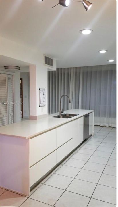 En Venta: $370,000 (4 camas, 2 baños, 1670 Pies cuadrados)