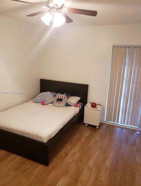 En Venta: $370,000 (4 camas, 2 baños, 1670 Pies cuadrados)