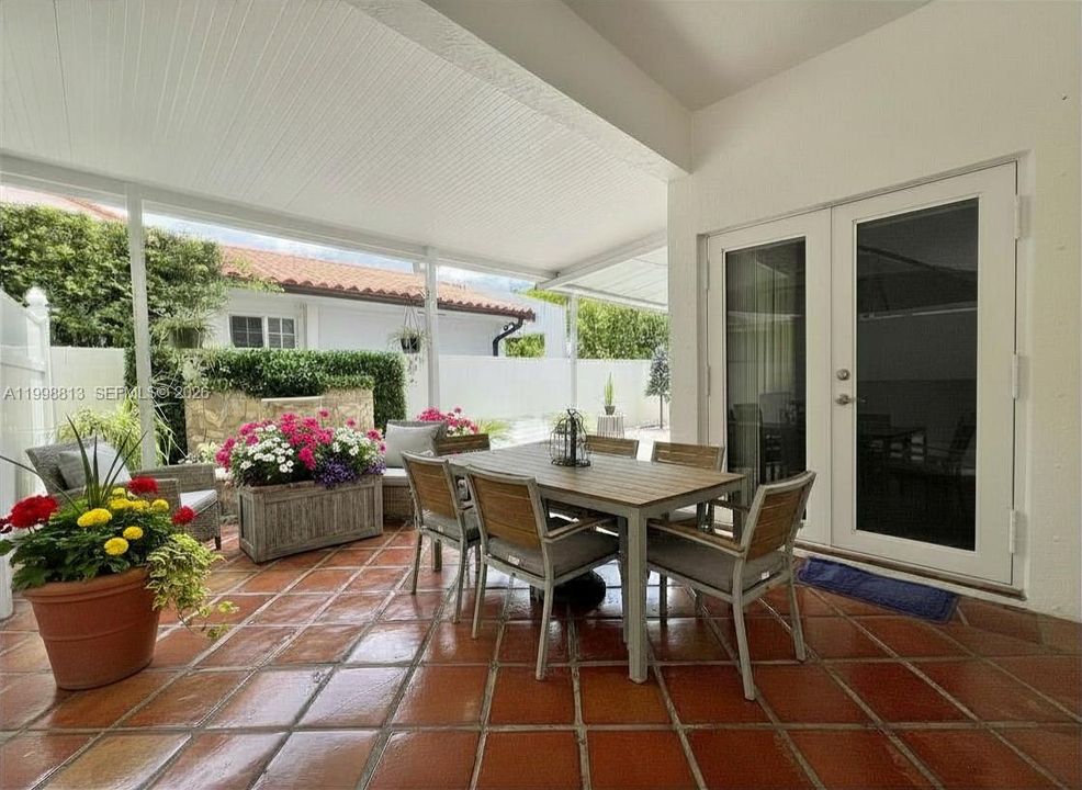 Activo con contrato: $1,049,000 (5 camas, 4 baños, 2739 Pies cuadrados)