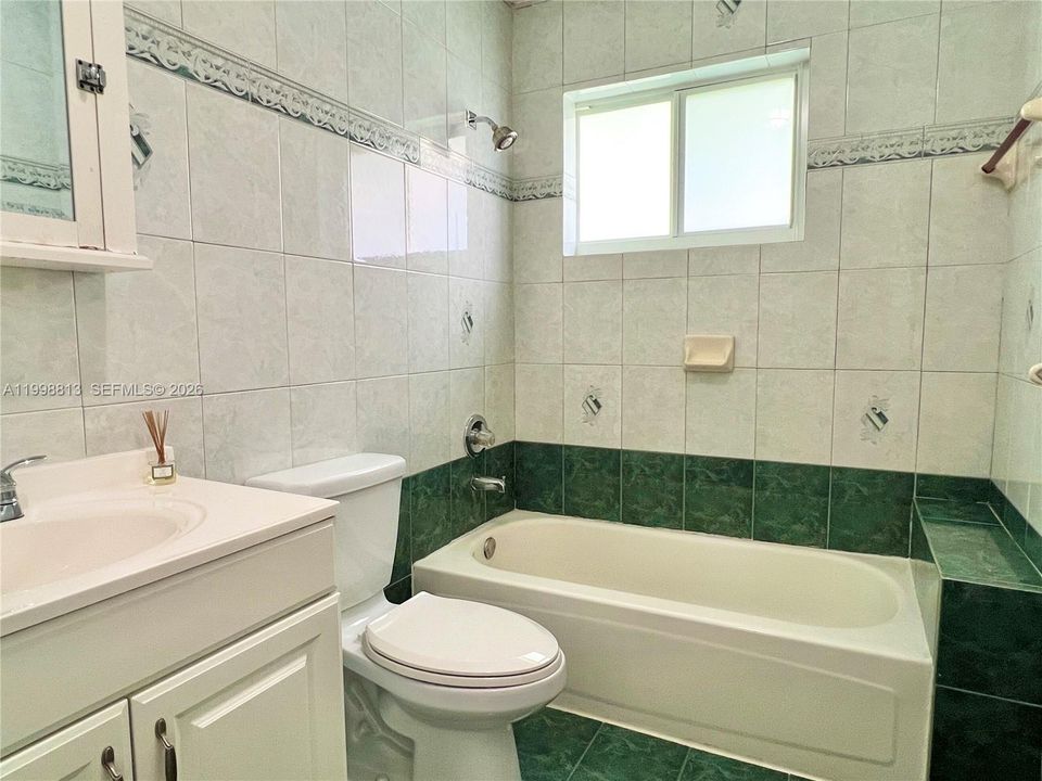 Activo con contrato: $1,049,000 (5 camas, 4 baños, 2739 Pies cuadrados)