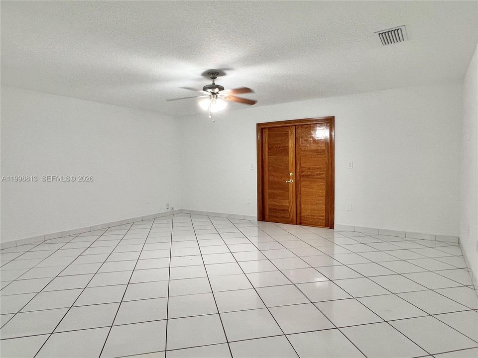 Activo con contrato: $1,049,000 (5 camas, 4 baños, 2739 Pies cuadrados)