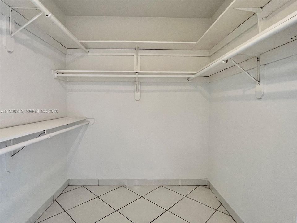 Activo con contrato: $1,049,000 (5 camas, 4 baños, 2739 Pies cuadrados)