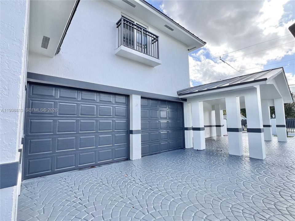 Activo con contrato: $1,049,000 (5 camas, 4 baños, 2739 Pies cuadrados)