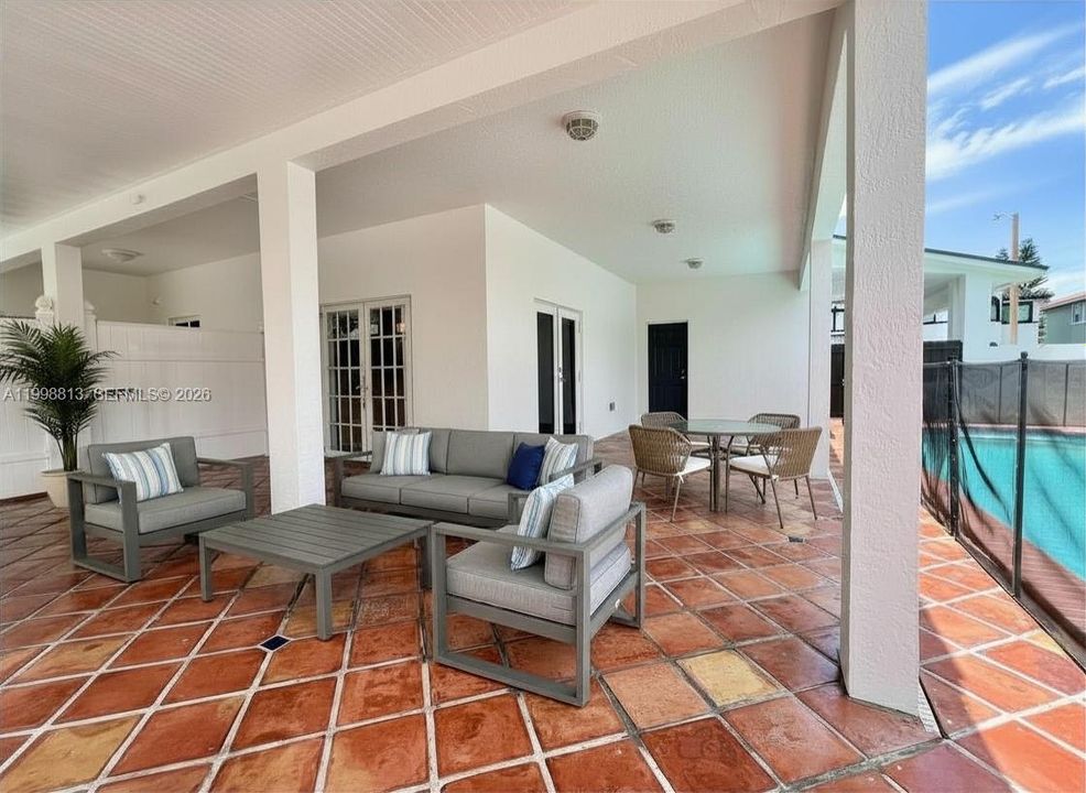 Activo con contrato: $1,049,000 (5 camas, 4 baños, 2739 Pies cuadrados)