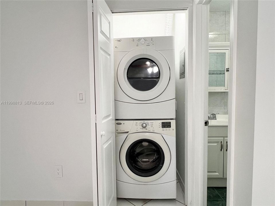 Activo con contrato: $1,049,000 (5 camas, 4 baños, 2739 Pies cuadrados)