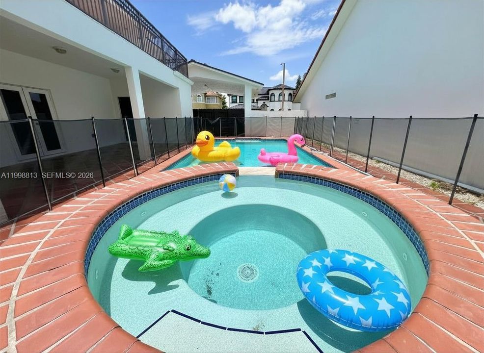 Activo con contrato: $1,049,000 (5 camas, 4 baños, 2739 Pies cuadrados)