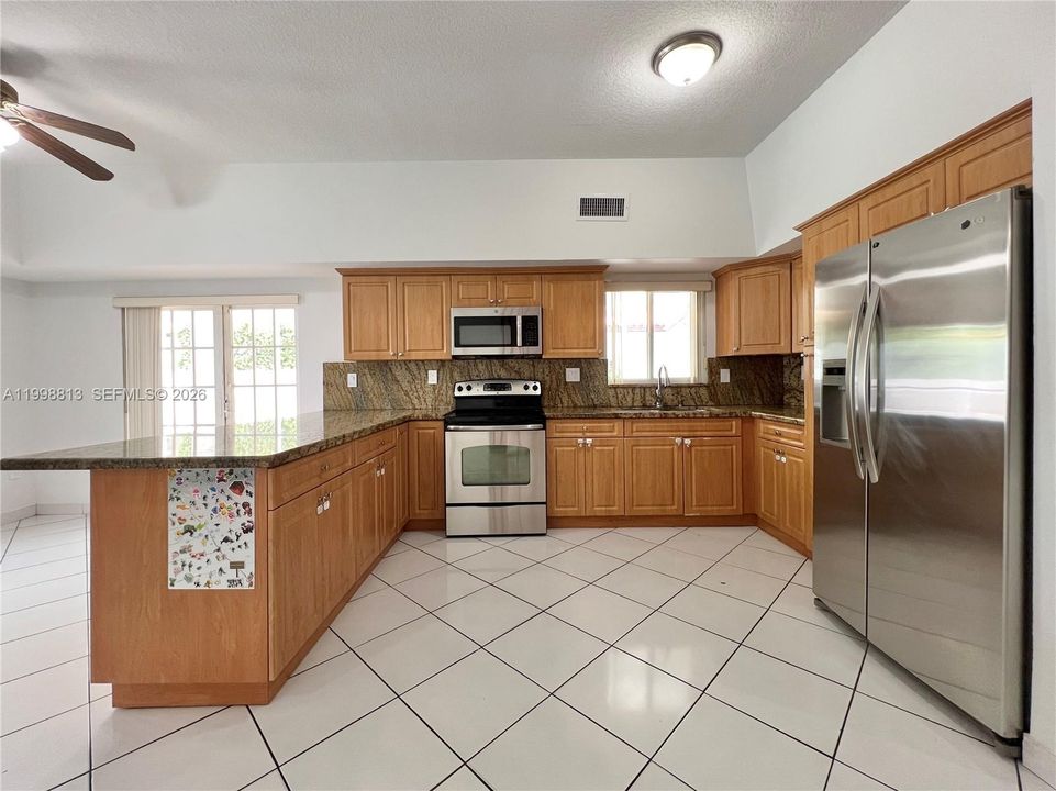 Activo con contrato: $1,049,000 (5 camas, 4 baños, 2739 Pies cuadrados)