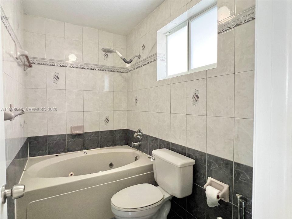 Activo con contrato: $1,049,000 (5 camas, 4 baños, 2739 Pies cuadrados)