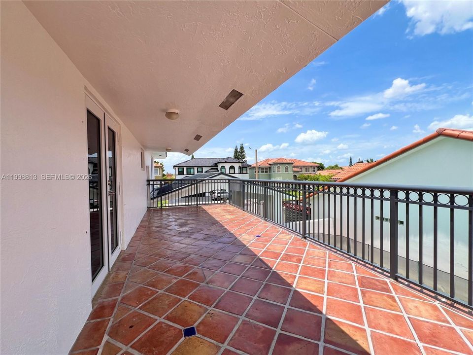Activo con contrato: $1,049,000 (5 camas, 4 baños, 2739 Pies cuadrados)