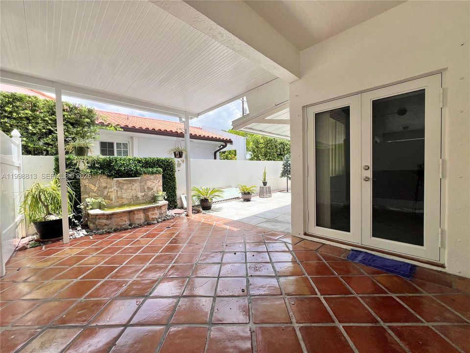 Activo con contrato: $1,049,000 (5 camas, 4 baños, 2739 Pies cuadrados)