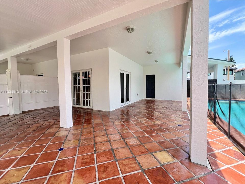 Activo con contrato: $1,049,000 (5 camas, 4 baños, 2739 Pies cuadrados)