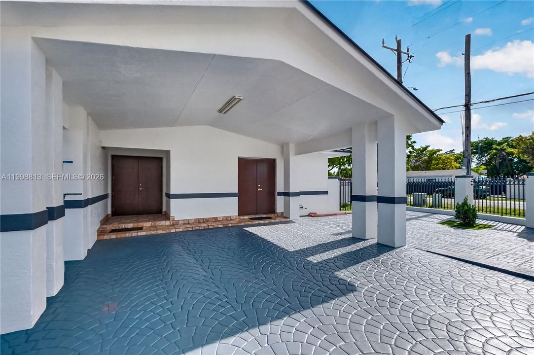 Activo con contrato: $1,049,000 (5 camas, 4 baños, 2739 Pies cuadrados)