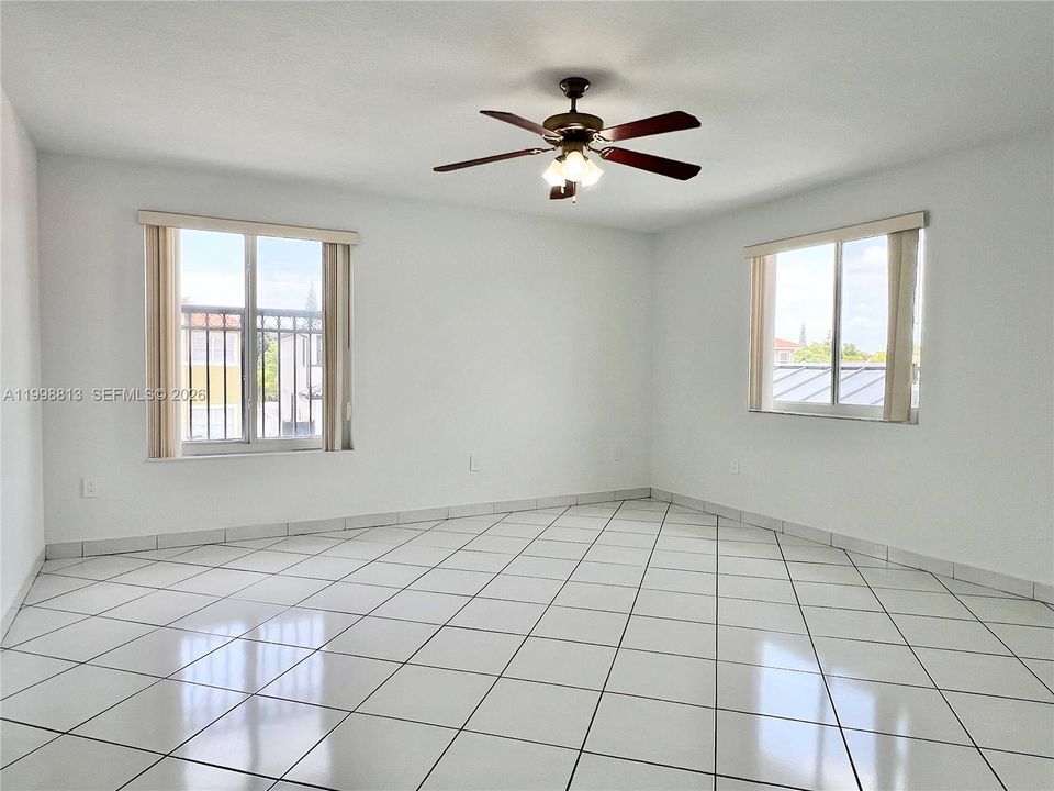 Activo con contrato: $1,049,000 (5 camas, 4 baños, 2739 Pies cuadrados)