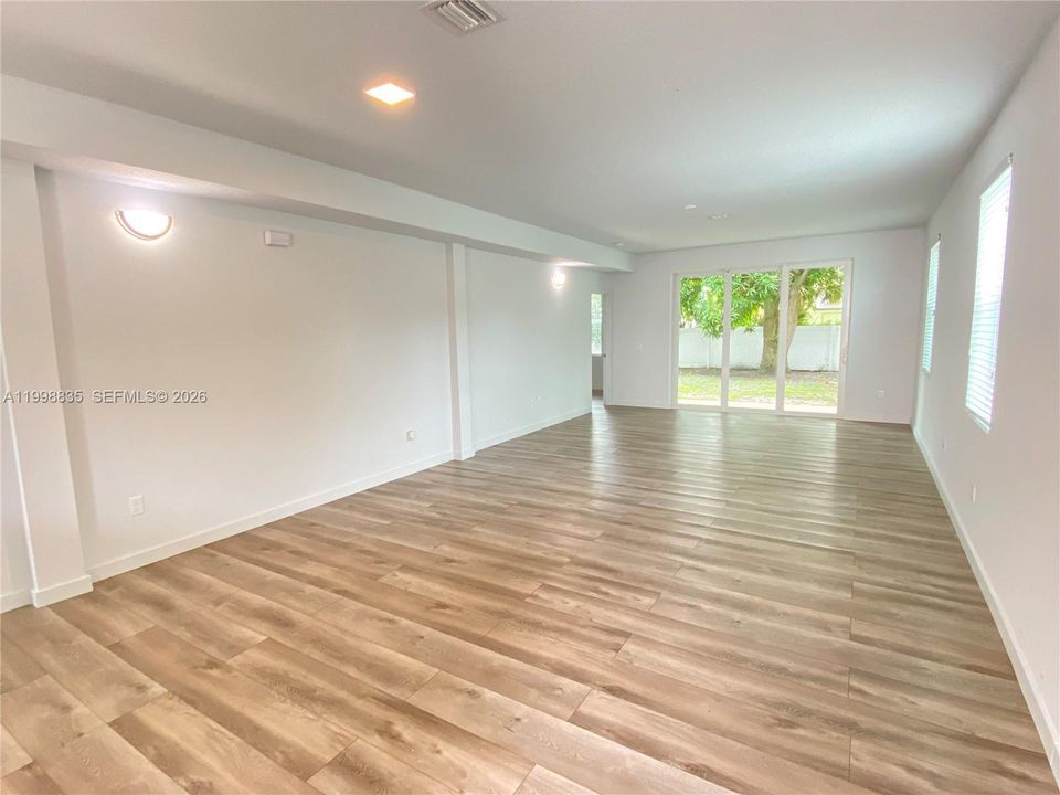 Recientemente alquilado: $2,400 (3 camas, 2 baños, 1300 Pies cuadrados)
