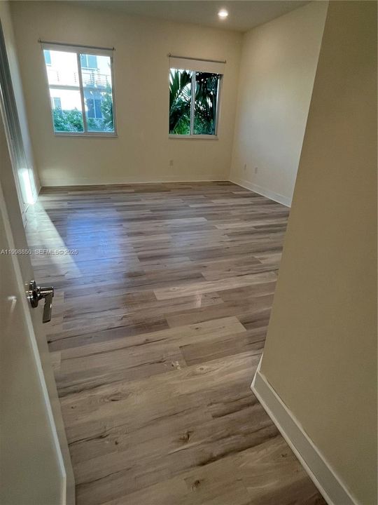Activo con contrato: $4,000 (3 camas, 3 baños, 2379 Pies cuadrados)