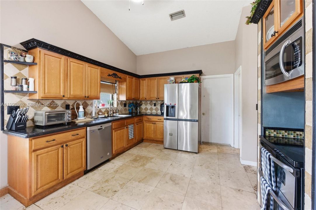 Vendido Recientemente: $619,900 (4 camas, 2 baños, 1922 Pies cuadrados)
