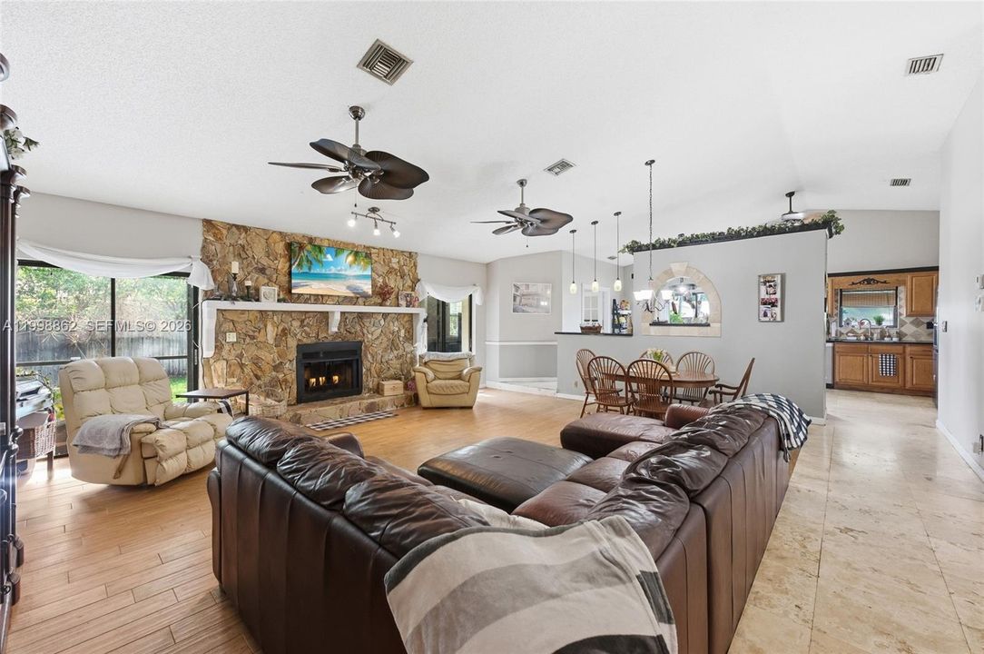 Vendido Recientemente: $619,900 (4 camas, 2 baños, 1922 Pies cuadrados)
