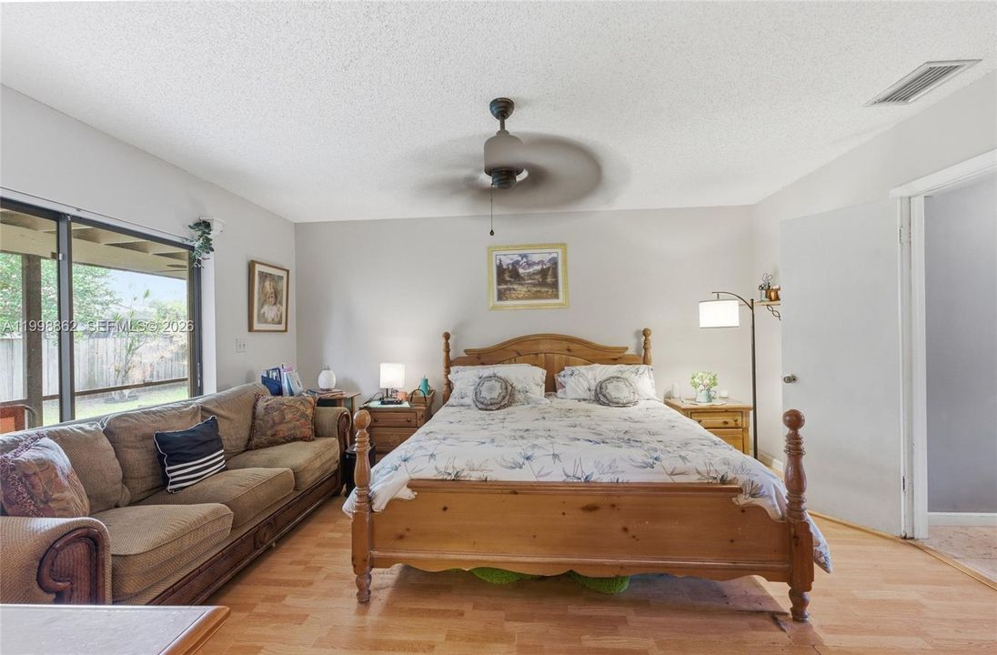 Vendido Recientemente: $619,900 (4 camas, 2 baños, 1922 Pies cuadrados)