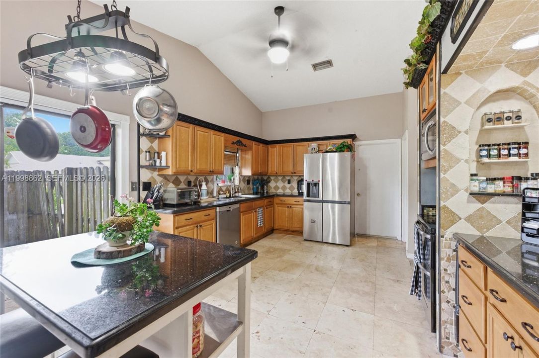 Vendido Recientemente: $619,900 (4 camas, 2 baños, 1922 Pies cuadrados)