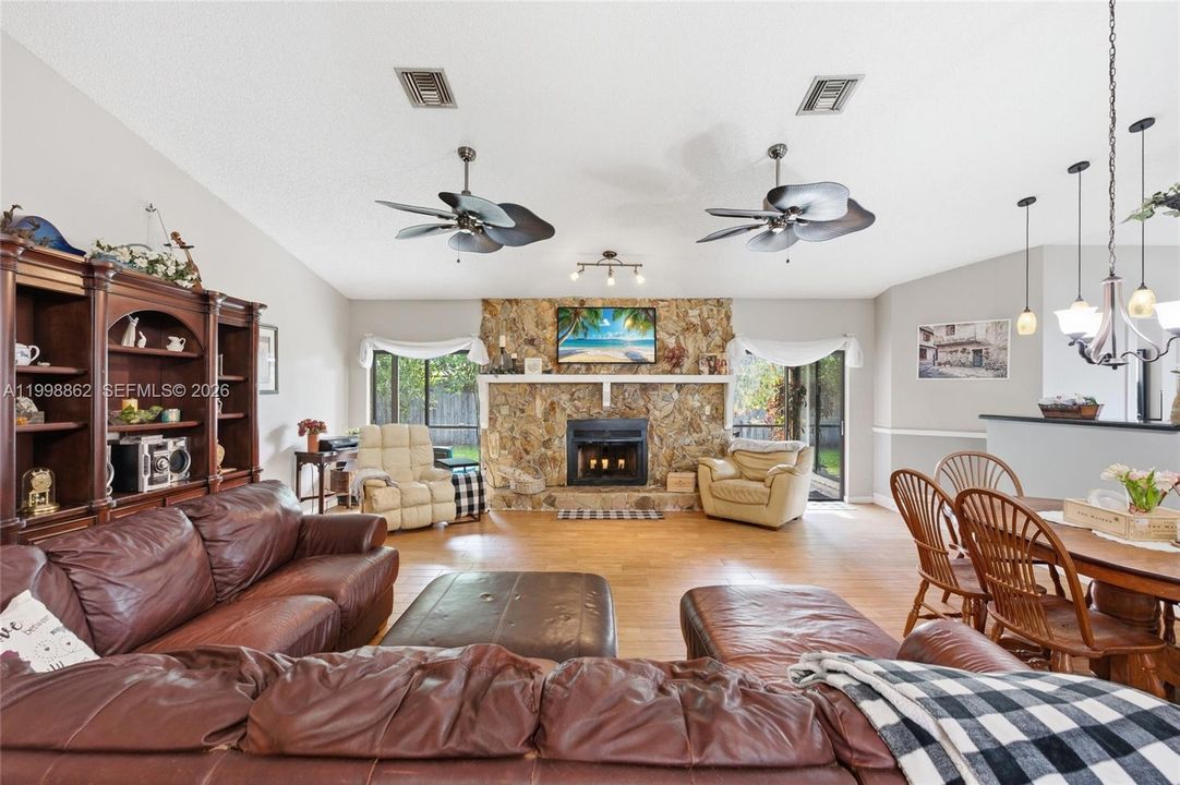 Vendido Recientemente: $619,900 (4 camas, 2 baños, 1922 Pies cuadrados)
