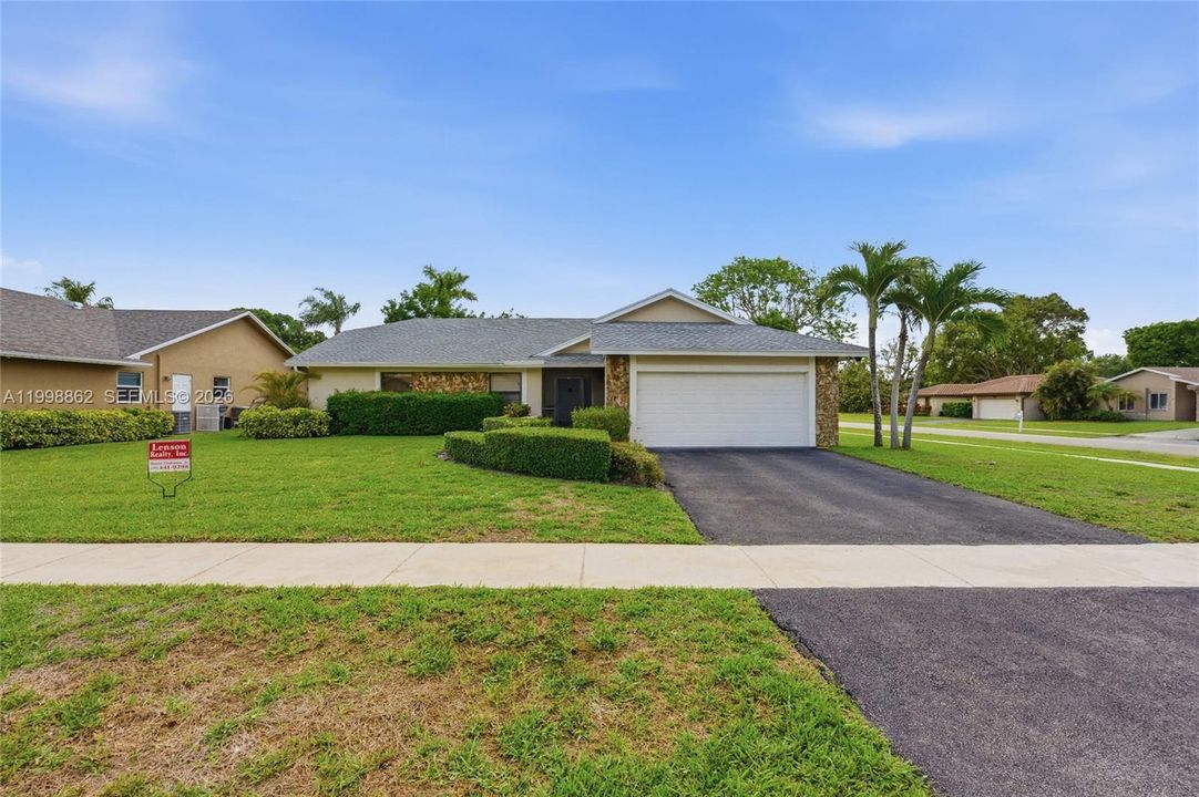Vendido Recientemente: $619,900 (4 camas, 2 baños, 1922 Pies cuadrados)