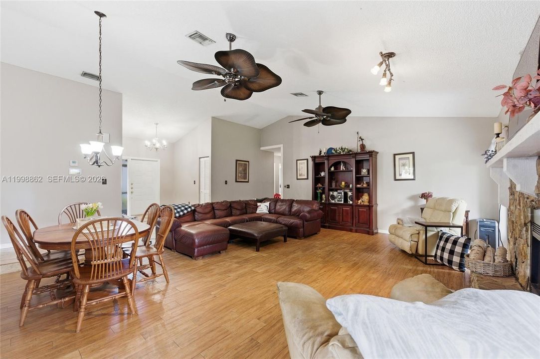 Vendido Recientemente: $619,900 (4 camas, 2 baños, 1922 Pies cuadrados)