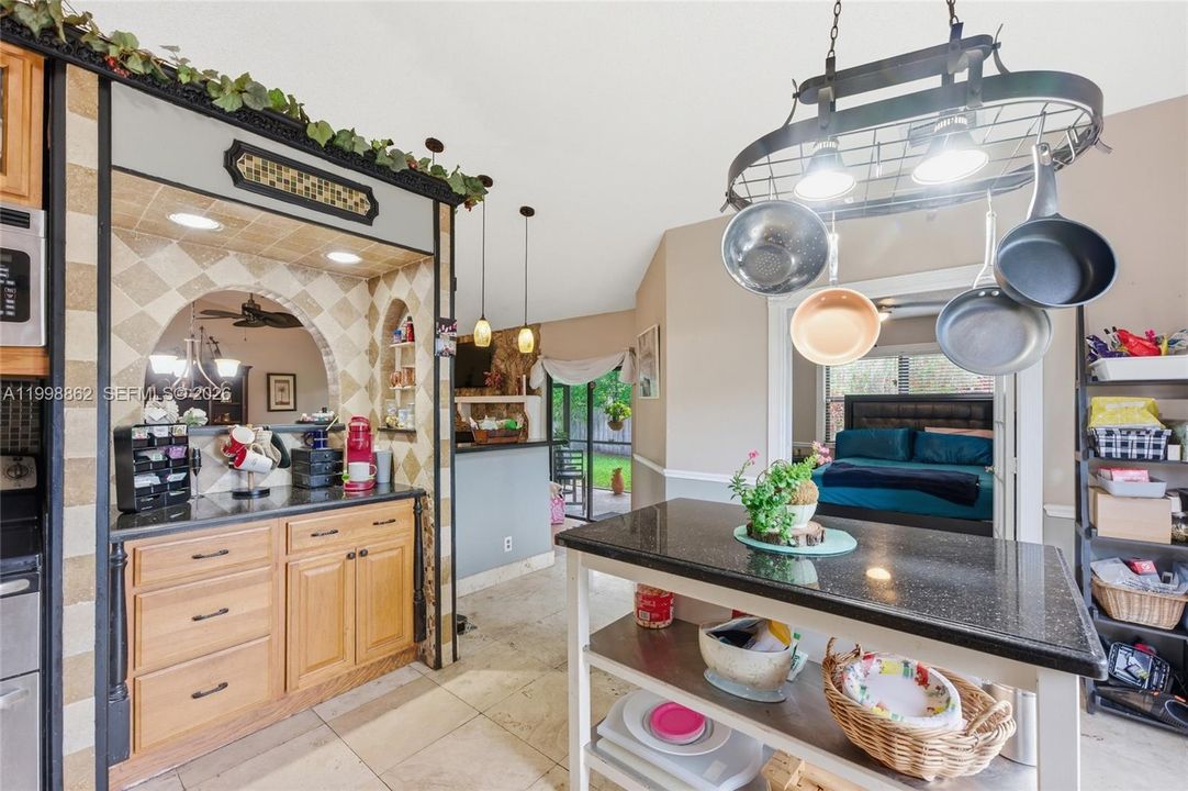 Vendido Recientemente: $619,900 (4 camas, 2 baños, 1922 Pies cuadrados)