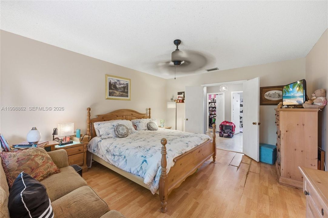 Vendido Recientemente: $619,900 (4 camas, 2 baños, 1922 Pies cuadrados)