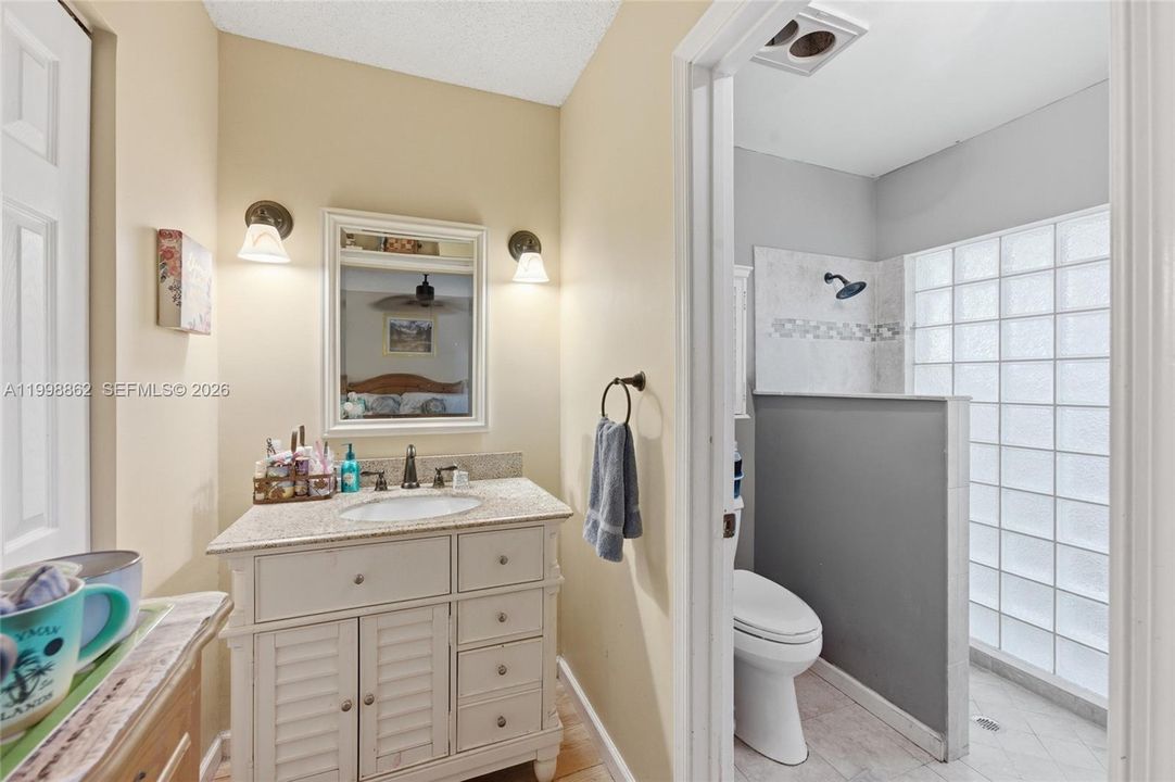 Vendido Recientemente: $619,900 (4 camas, 2 baños, 1922 Pies cuadrados)