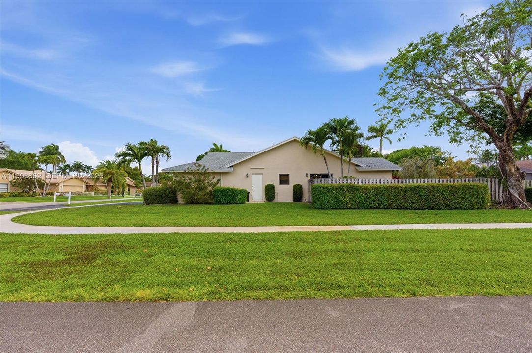 Vendido Recientemente: $619,900 (4 camas, 2 baños, 1922 Pies cuadrados)