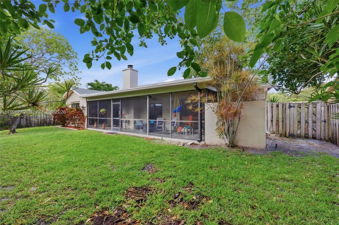 Vendido Recientemente: $619,900 (4 camas, 2 baños, 1922 Pies cuadrados)