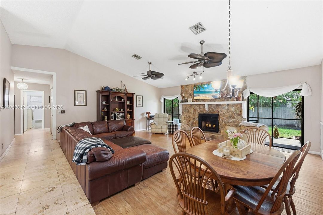 Vendido Recientemente: $619,900 (4 camas, 2 baños, 1922 Pies cuadrados)