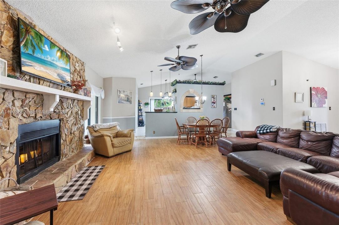 Vendido Recientemente: $619,900 (4 camas, 2 baños, 1922 Pies cuadrados)