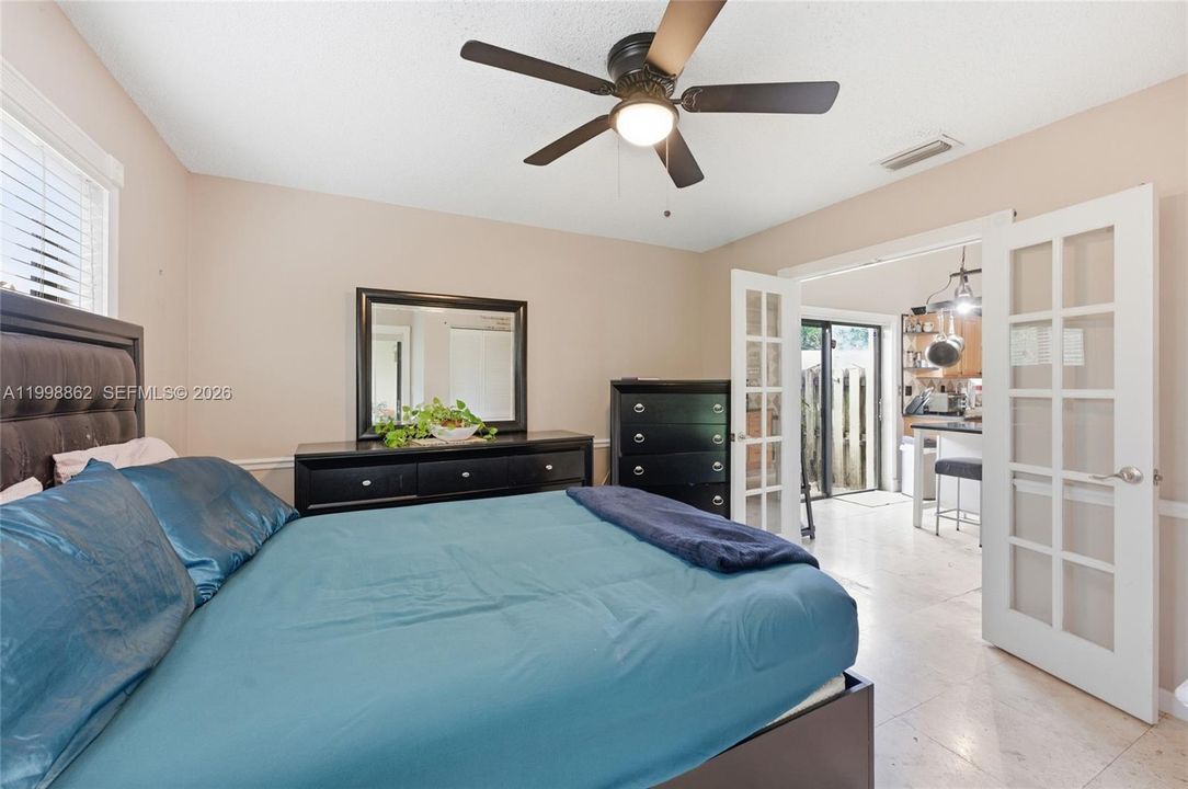 Vendido Recientemente: $619,900 (4 camas, 2 baños, 1922 Pies cuadrados)