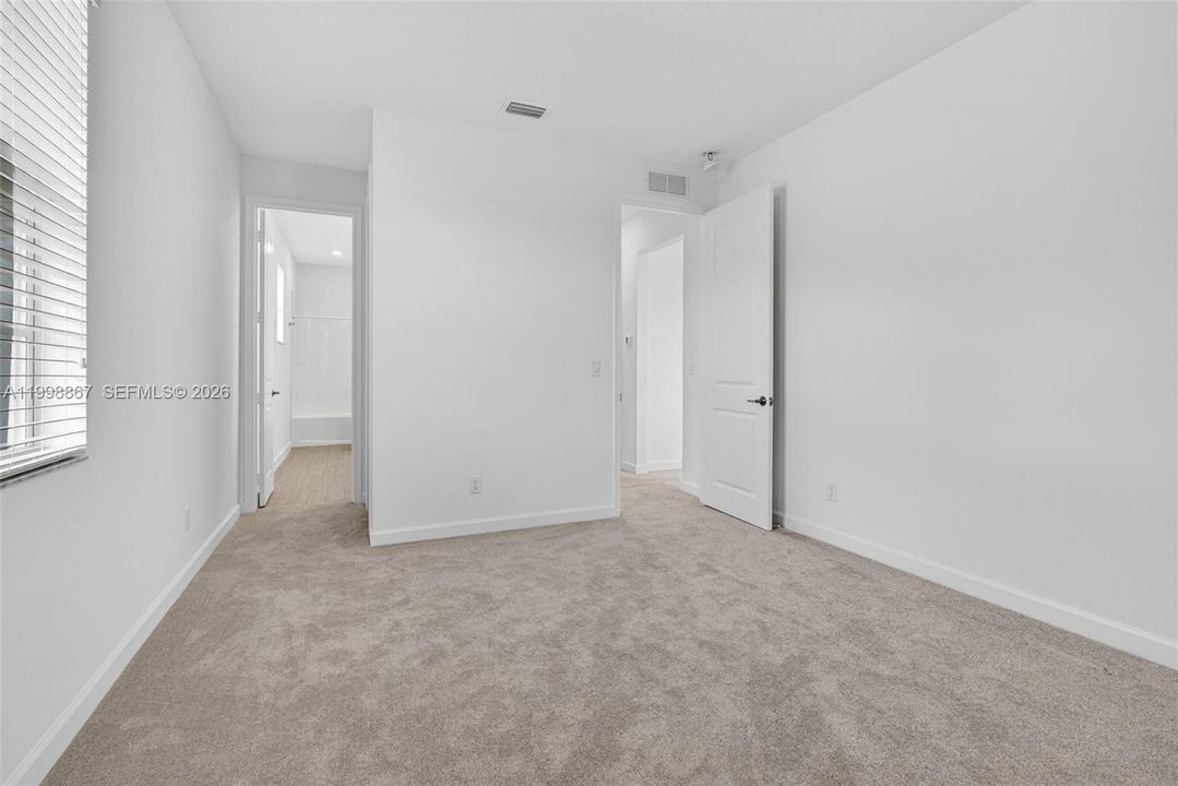 合同活跃: $949,000 (6 贝兹, 4 浴室, 3662 平方英尺)