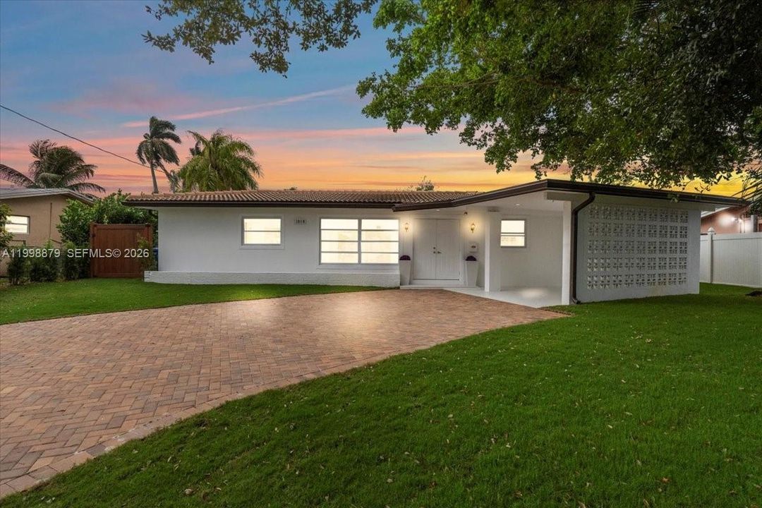 For Sale: $695,000 (3 beds, 2 baths, 1144 Square Feet)