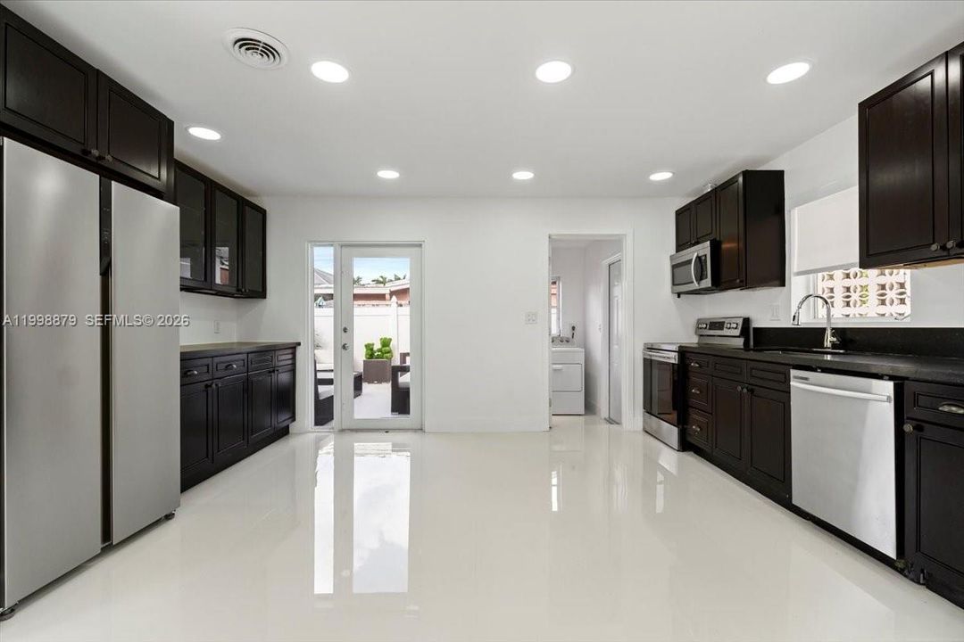 For Sale: $695,000 (3 beds, 2 baths, 1144 Square Feet)